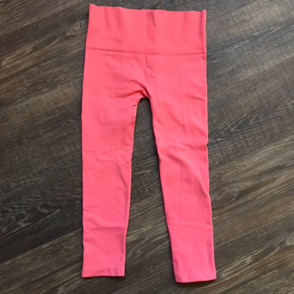 Capri yoga leggings in peach